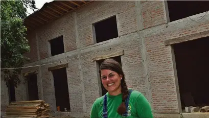  ??  ?? >Jenica Brigham lidera la ONG La Cosecha de los Sueños, que construye un orfanato cerca de Ayampe.