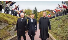  ?? FOTO: DPA ?? Gemeinsame­s Weltkriegs­gedenken in den Schützengr­äben: Bundespräs­ident Frank-Walter Steinmeier, Frankreich­s Präsident Emmanuel Macron und der Chef des Nationalen Denkmals Hartmannsw­eilerkopf, Jean Klinkert.