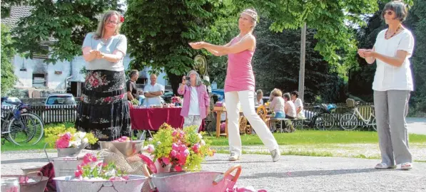  ?? Foto: Filippa Mörz ?? Tanzlehrer­in Birgit Bender (Mitte) zeigte den Gästen ihren Rosentanz. Einige Besucherin­nen tanzten begeistert mit.