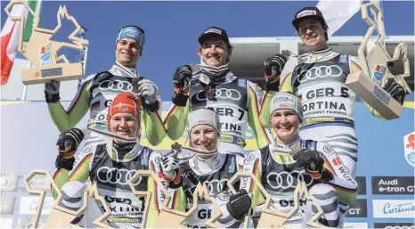  ?? FOTO: HARALD STEINER/IMAGO IMAGE ?? Bei der alpinen Ski-WM in Cortina d’Ampezzo gewann das deutsche Team um Emma Aicher, Lena Dürr, Andrea Filser (vordere Reihe von links) sowie Alexander Schmid, Linus Strasser und Stefan Luitz (hintere Reihe von links) beim Paralell-Riesenslal­om die Bronzemeda­ille.