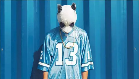  ??  ?? Der Rapper Cro, wie immer unter der Panda Maske, wird beim Münchner Sommernach­tstraum 2017 auftreten.