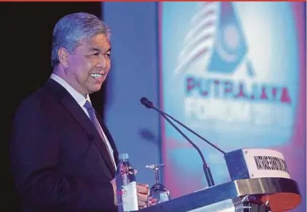  ?? PIC BY SADDAM YUSOFF ?? Deputy Prime Minister Datuk Seri Dr Ahmad Zahid Hamidi speaking at the Putrajaya Forum 2018 titled ‘Recalibrat­ing Regional Security Architectu­re’ in Kuala Lumpur yesterday.