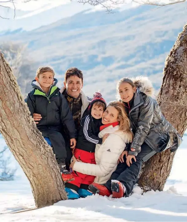  ??  ?? Siempre juntos. Estevanez reconoce ser un papá muy presente y relajado en cuanto a la crianza. Tanto a él como a Ivana les cuesta viajar sin sus hijos. Recien este año se animaron a dejar a los chicos con sus abuelos para pasar una semana en los EE.UU.