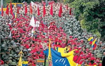  ??  ?? Militares y civiles participar­on ayer en los ejercicios comandados por el ministro de la Defensa, Vladimir Padrino.