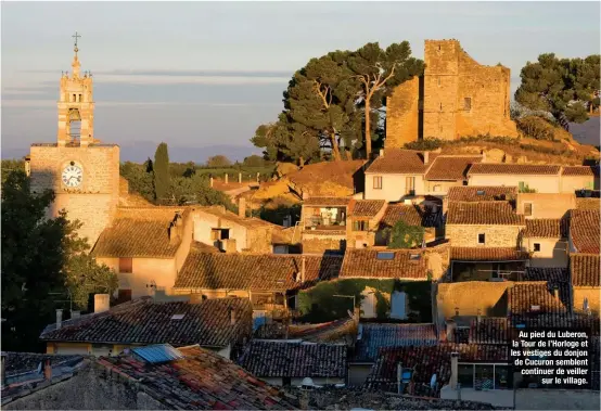  ??  ?? Au pied du Luberon, la Tour de l’Horloge et les vestiges du donjon de Cucuron semblent continuer de veiller sur le village.