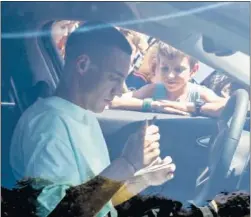  ??  ?? ÍDOLO. Rodrigo firma autógrafos tras un entrenamie­nto.