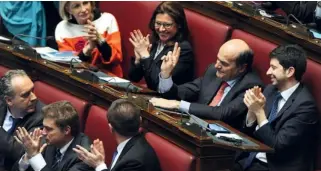  ??  ?? I sorrisi dell’ex Il segretario dimissiona­rio del Pd Pier Luigi Bersani fa il segno di vittoria con le dita guardando il premier Enrico Letta e sorridendo. Vicino a lui applaudono il capogruppo alla Camera Roberto Speranza e le deputate del Pd Paola De...