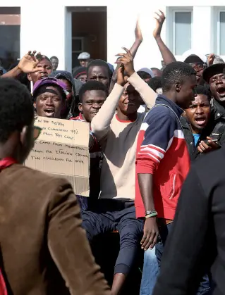  ?? ?? Le Migranti proteste durante una protesta, avvenuta nel 2017, per le condizioni di vita nell’hub di Bagnoli