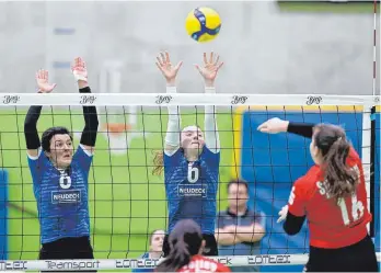  ?? FOTO: VOLKER STROHMAIER ?? Die TG Biberach (hinten von links Linda Baust und Tabea Willmann) verlor das Derby beim SSV Ulm 1846 in vier Sätzen.