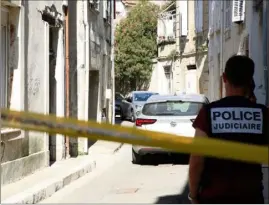  ?? (Photo PQR, La Provence) ?? Le corps décapité et la tête de la victime ont été retrouvés dimanche soir dans un appartemen­t de Tarascon.