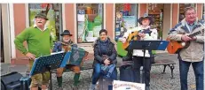  ?? FOTO: IRMGARD HOFFMANN ?? Mit Herzblut musizieren die Remmesweil­er Dorfmusika­nten auch in Bernkastel-Kues.