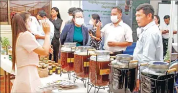  ?? HENG CHIVOAN ?? Producers of Khmum Prey Honey receive certificat­es on August 17 for protocols and standards compliance in Phsar Doeum Thkov commune of the capital’s Chamkarmon district.