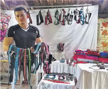  ??  ?? Los collares y pecheras de José son especiales para perros de raza grande, pero hace para pequeños.