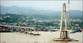  ?? TAUFAN/KALTIM POS/JPG ?? TAK KUNJUNG MENYAMBUNG: Jembatan Mahakam Kota (Mahkota) II, Kaltim, yang dibangun sejak 2003 sampai kini tak kunjung selesai gara-gara minimnya dukungan pendanaan.