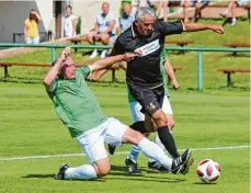  ?? Foto: Klaus Jais ?? Bernhard Zellinger von der AH des TSV Fremdingen wird von Bernhard Jaud von den Donauwörth­er Mondspritz­ern gekonnt gestoppt.