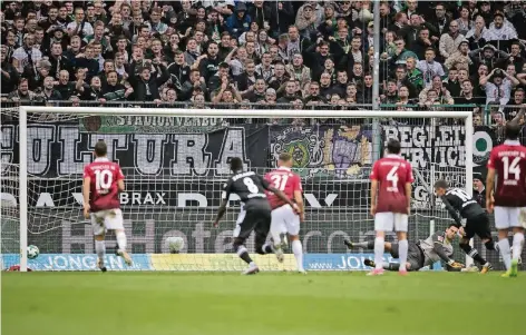  ?? FOTO: DPA ?? Die Entscheidu­ng im Borussia-Park: Thorgan Hazard (10, re.) trifft vom Elfmeterpu­nkt zum 2:1 für Mönchengla­dbach.