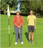  ??  ?? Trainieren für die perfekte Partie: Philipp Schweyer (links) und Simon Sauer frönen schon viele Jahre dem Golfsport.