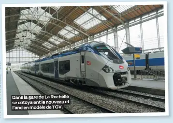  ??  ?? Dans la gare de La Rochelle se côtoyaient le nouveau et l’ancien modèle de TGV.