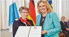  ?? Fotos: Gert Krautbauer ?? Marianne Bartenschl­ager (links) erhält von Ministerin Kerstin Schreyer die Bayeri sche Staatsmeda­ille für soziale Verdienste.