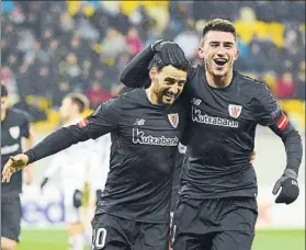  ?? FOTO: EFE ?? Aduriz y Laporte celebran el gol del delantero, que encarriló la victoria del Athletic