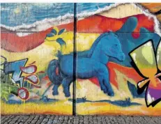  ?? ?? Graffiti mit dem Blauen Pferd an der Wand gegenüber dem Staden, rechts Edvard Munchs „Der Schrei“.