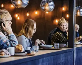  ?? FOTO: CATA PORTIN ?? Också lunchgäste­rna har redan hittat ”nya saluhallen”.