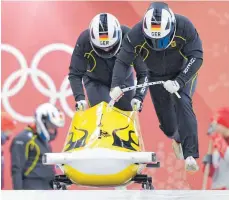  ?? FOTO: DPA ?? Auf geht’s: Bobpilot Francesco Friedrich und Anschieber Thorsten Margis aus Deutschlan­d starten im Training auf der Olympiabah­n.