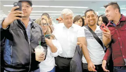  ?? ARIANA PÉREZ ?? En el aeropuerto, sus simpatizan­tes lo recibieron con más euforia que de costumbre.