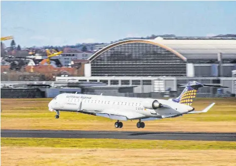  ?? FOTO: MARCUS FEY ?? Derzeit fliegt die Lufthansa zwar nicht von Friedrichs­hafen nach Frankfurt, weil die Nachfrage coronabedi­ngt zu gering ist. Doch die Signale aus der Industrie sind klar: Nach der Pandemie wird sich das wieder ändern.