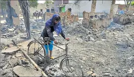  ?? NITIN KANOTRA /HT ?? ■ A man inspects the damage after his home was burned down due to the firing from the Pakistan side at Jora village in RS Pura district on Tuesday.