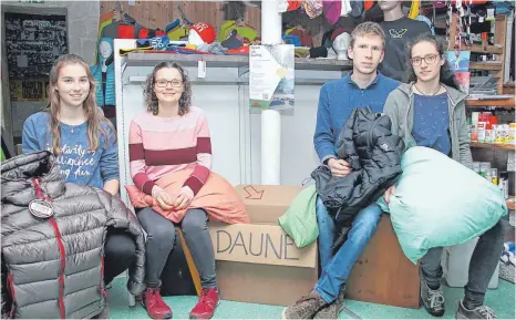  ?? FOTO: REINER SCHICK ?? Hoffen auf viele Daunenspen­den: (v. l.) Amelie Kiefer, Vanessa Strobel, Lukas Fischer und Hannah Ganser von der Laupheimer Jugendgrup­pe des Deutschen Alpenverei­ns (DAV) Ulm.