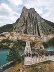  ?? AFP ?? A bridge in front of Rocher de la Baume in Sisteron.