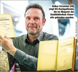  ?? ?? Volker Cirsovius (49) zeigt NS-Raubgutfun­de, die im Magazin der Stadtbibli­othek Chemnitz gefunden wurden.