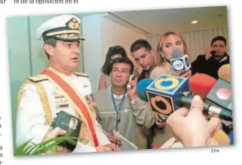  ?? EPA ?? De Caracas a Marbella Arriba, el contralmir­ante Carlos Molina se dirige a la prensa durante el fallido golpe de 2002. Abajo, en su exilio forzado de Marbella, donde reside sin poder regresar a su país