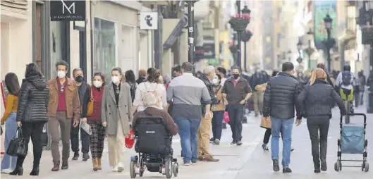  ??  ?? GABRIEL UTIEL
El centro de Castelló volvió a mostrar ayer un elevado movimiento de personas, tal y como ocurrió en el primer fin de semana de cierre municipal. ((