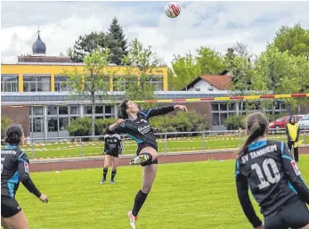  ?? FOTO: SV TANNHEIM ?? Mit zwei Dreisatzni­ederlagen im Gepäck ist der SV Tannheim (links Klara Mahle) aus Dennach zurückgeke­hrt.