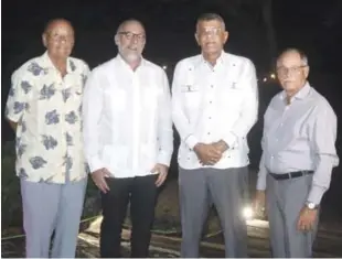  ??  ?? Desde la izquierda César Rivera, director de reglas del evento, junto a Carlos Elmudesi, Rafael Villalona y Rafael Canario, miembros del comité ejecutivo de Fedogolf.