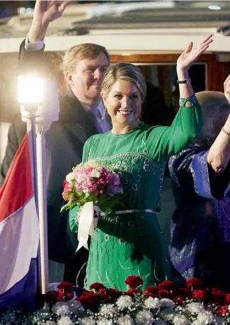  ??  ?? En 1981 la reina Beatriz (ab) con el traje verde esmeralda, en una gala en Bélgica. Hoy, 33 años después, fue Máxima quien sorprendió repitiendo el modelo de la Reina Madre en un acto oficial del pueblo holandés.