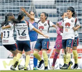  ??  ?? Lucero Cuevas (9) marcó el primer hat-trick de la Liga Mx femenil