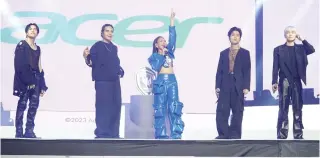  ?? ?? Acer ambassador­s Sarah Geronimo and SB19 perform ‘Ace Your World’ live for the first time at the Asia Pacific Predator League.