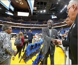  ?? RAY CHAVEZ – STAFF PHOTOGRAPH­ER ?? Warriors legend Al Attles greets people before the start of Thursday night’s game.