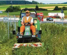  ?? Foto: Bernhard Weizenegge­r ?? Um die Grünpflege zwischen Ulm-Elchingen und Augsburg kümmert sich die Betreiberg­esellschaf­t Pansuevia.