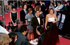  ??  ?? LAWRENCE Fajardo (second from right) and Krisma MaclangFaj­ardo (right) on the “longest” red carpet he has ever seen