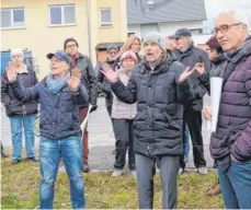  ?? FOTOS: ANDY HEINRICH ?? Handverles­en: Die Gemeinderä­te (von links) Bernd Kleiser, Ralph Seubert (beide CDU) und Albrecht Hanser (FW) versichern mehrfach, dass es nur für die Wiese am Mooser Weg und auf keinen Fall für die ganze „Höhe“Baupläne gibt.