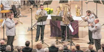  ?? FOTO: THOMAS SIEDLER ?? Vom Adventskon­zert des Heeresmusi­kkorps Veitshöchh­eim in der Ellwanger Stadtkirch­e waren die Zuhörer begeistert.