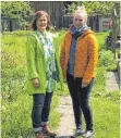  ??  ?? Iris Bonneval und Lara Treiber im schuleigen­en Kräutergar­ten.