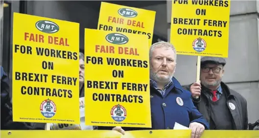  ?? AFP / BEN STANSALL ?? Manifestac­ión en Londres para exigir garantías laborales para los trabajador­es de los transborda­dores cara al ‘brexit’, el viernes.