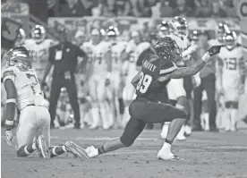  ?? DAVID WALLACE/AZCENTRAL SPORTS ?? The Sun Devils’ Jalen Harvey (89) helped set up the game-winning field goal against Oregon.