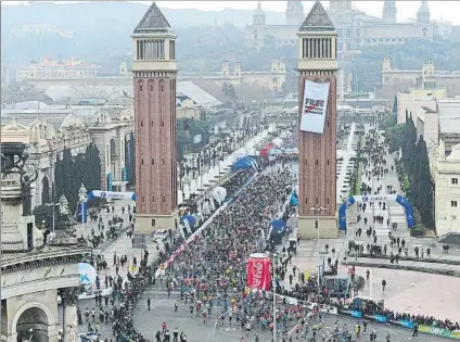  ?? FOTO: MONTILLA ?? Imagen de la salida de la Zurich Marató de Barcelona.
La carrera, aplazada al 25 de octubre por prudencia ante el coronaviru­s