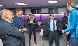  ??  ?? Con Maradona. Fue en Tottenham, junto a Pochettino y a Kane.